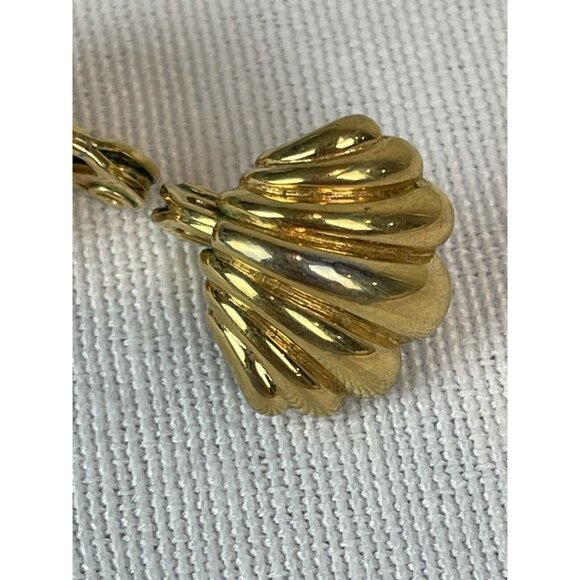 Vintage Monet Shell Shaped Gold Tone Clip On Earrings Small Dainty Minimalist - Picture 6 of 10
